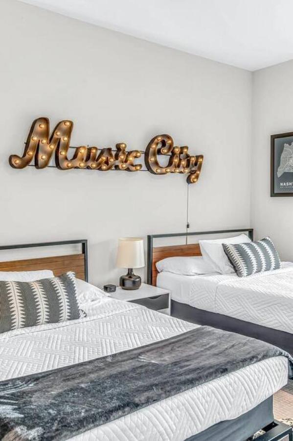 Big New And Modern With Skyline View Mural And Ping Pong Nashville Exteriör bild