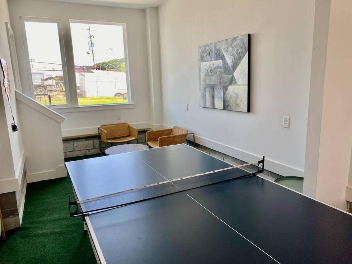 Big New And Modern With Skyline View Mural And Ping Pong Nashville Exteriör bild