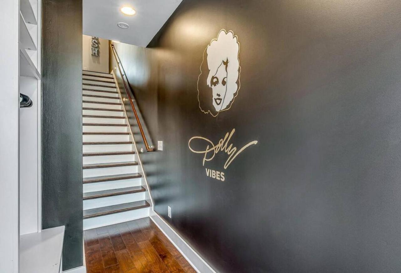 Big New And Modern With Skyline View Mural And Ping Pong Nashville Exteriör bild